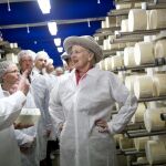 La reina Margarita de Dinamarca visita una cooperativa en su país.