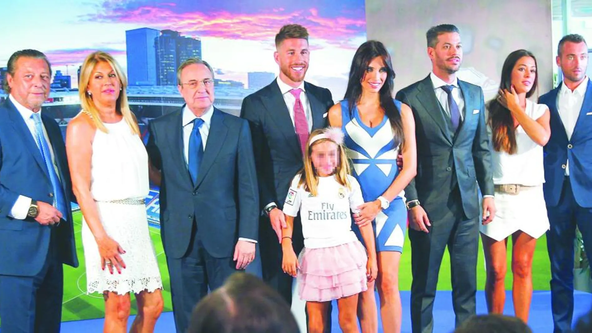 El padre y la madre de Sergio Ramos, Florentino Pérez, Sergio Ramos, su sobrina, Pilar Rubio, René Ramos, Miriam Ramos y su pareja