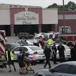  Abatido por la policía un hombre que atacó un cine de EEUU con un hacha y un fusil
