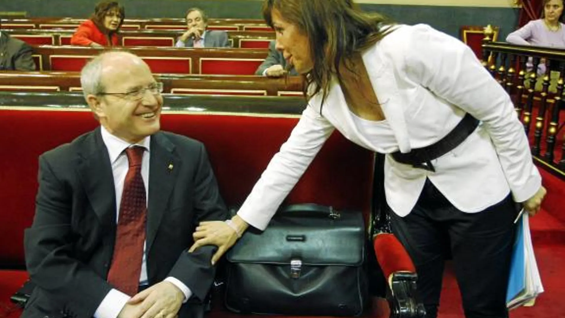 Alicia Sánchez Camacho¿ saludando ayer a Montilla en el Senado¿ dejó claro que «Cataluña no debe encajar con España, Cataluña es España»