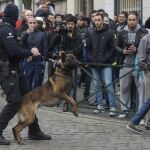 Un policía de las fuerzas de seguridad especiales de Bélgica colabora en una operación antiterrorista en Molenbeek, Bruselas el pasado mes de marzo