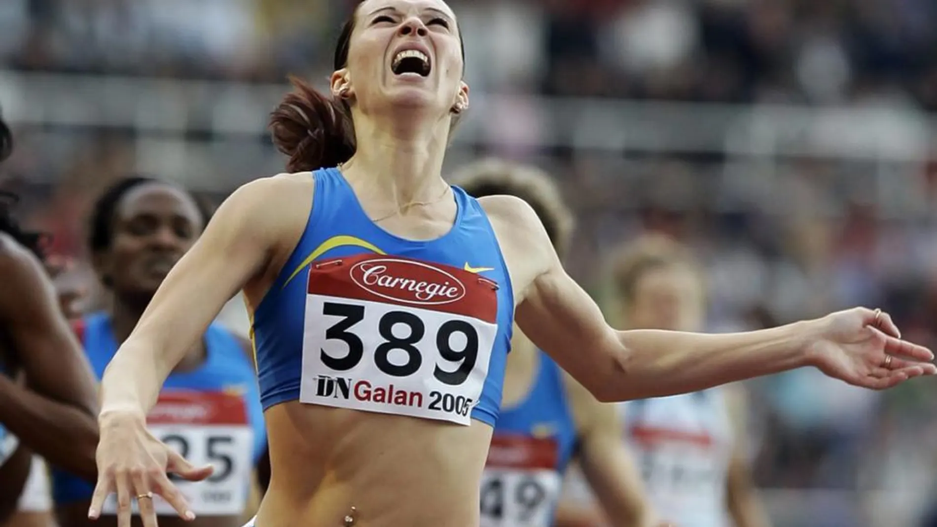 Imagen de archivo del 26 de julio de 2005 de la atleta rusa Tatyana Andrianova cruzando la línea de meta en la prueba de DN Galan 800m event de Estocolmo.