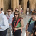 La directora de la Alhambra de Granada, Mar Villafranca (c), a su llegada hoy a una rueda de prensa