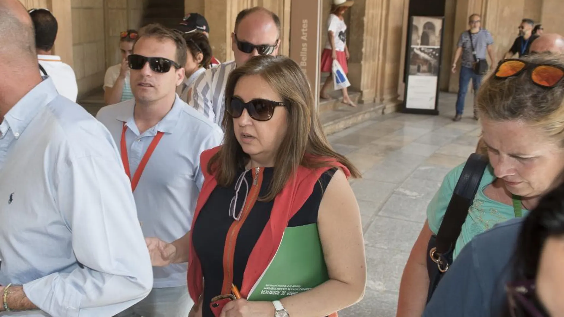 La directora de la Alhambra de Granada, Mar Villafranca (c), a su llegada hoy a una rueda de prensa