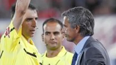 José Mourinho se encara con el árbitro Fernández Borbalán