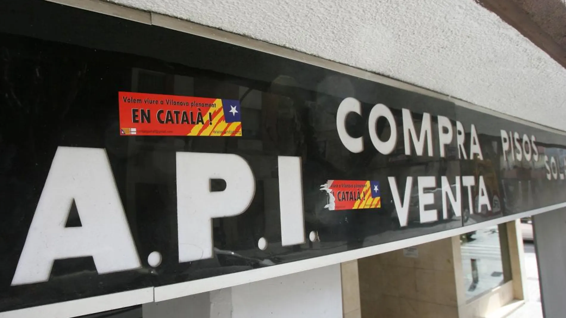 Rótulo exterrior del establecimiento en Vilanova i la Geltrú sancionado por no rotular en catalán