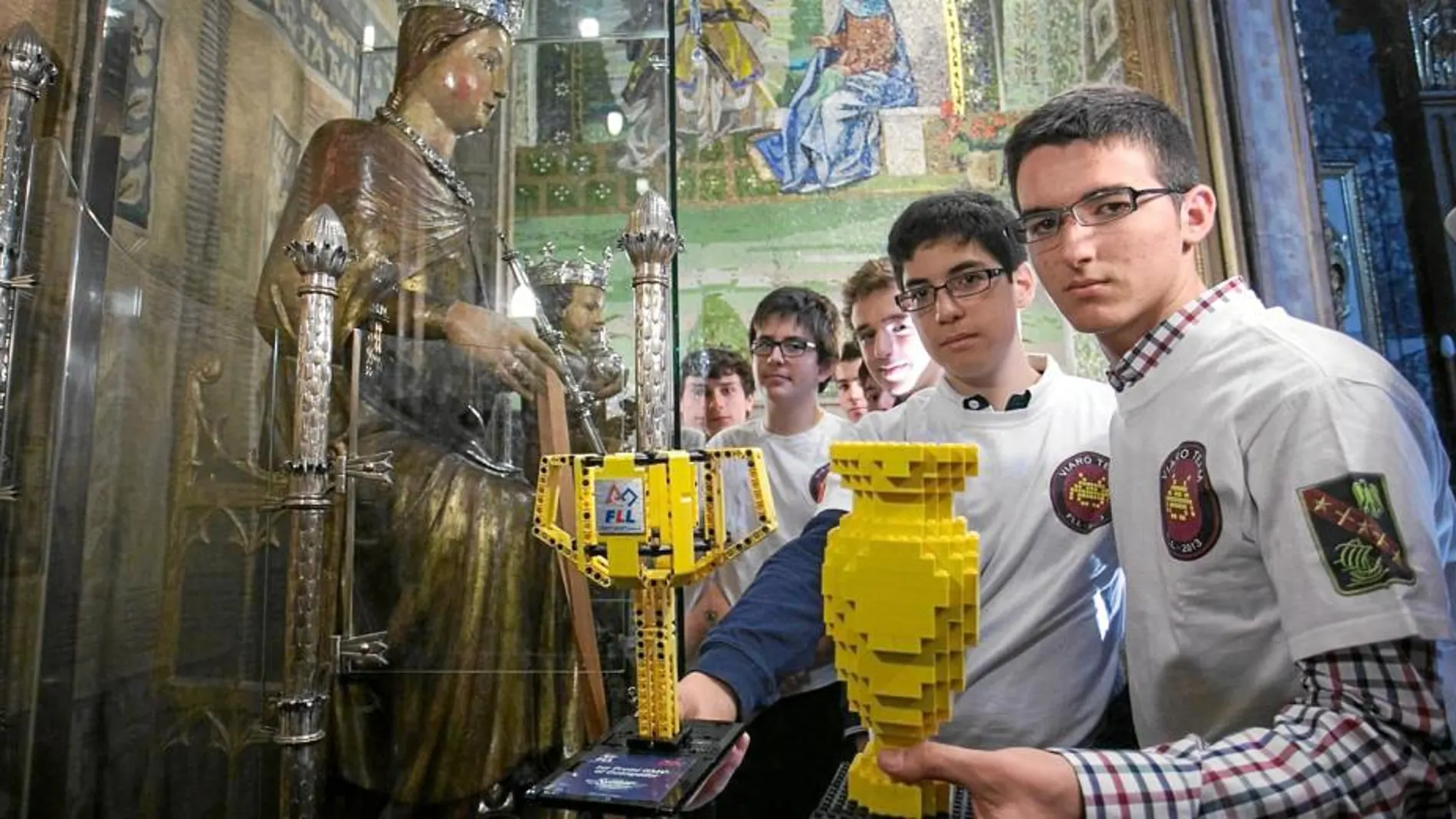 El Team Viaró, ayer ofreciendo sus trofeos a la Virgen de la Mercè