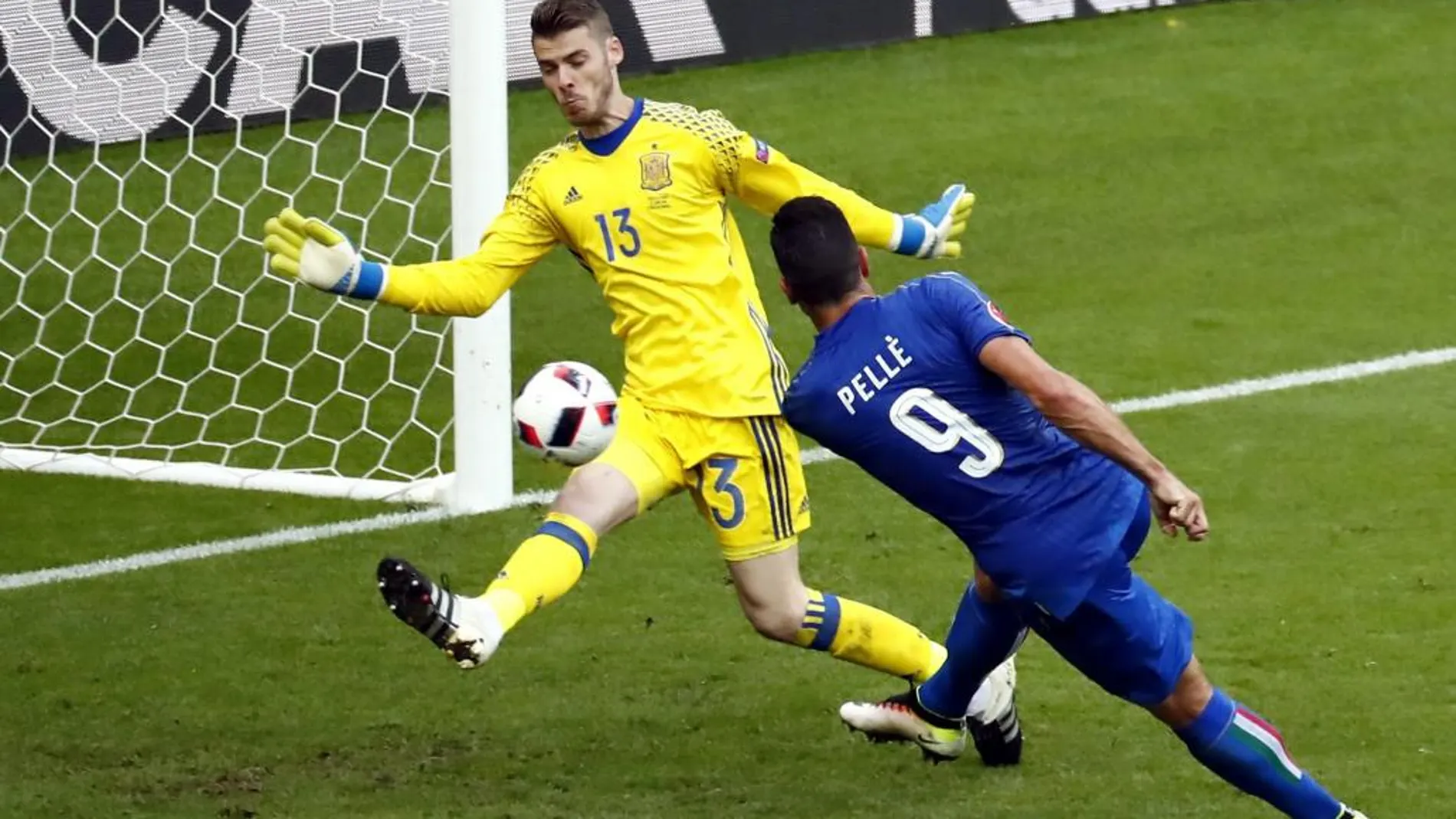 Pelle marca el segundo gol de Italia.