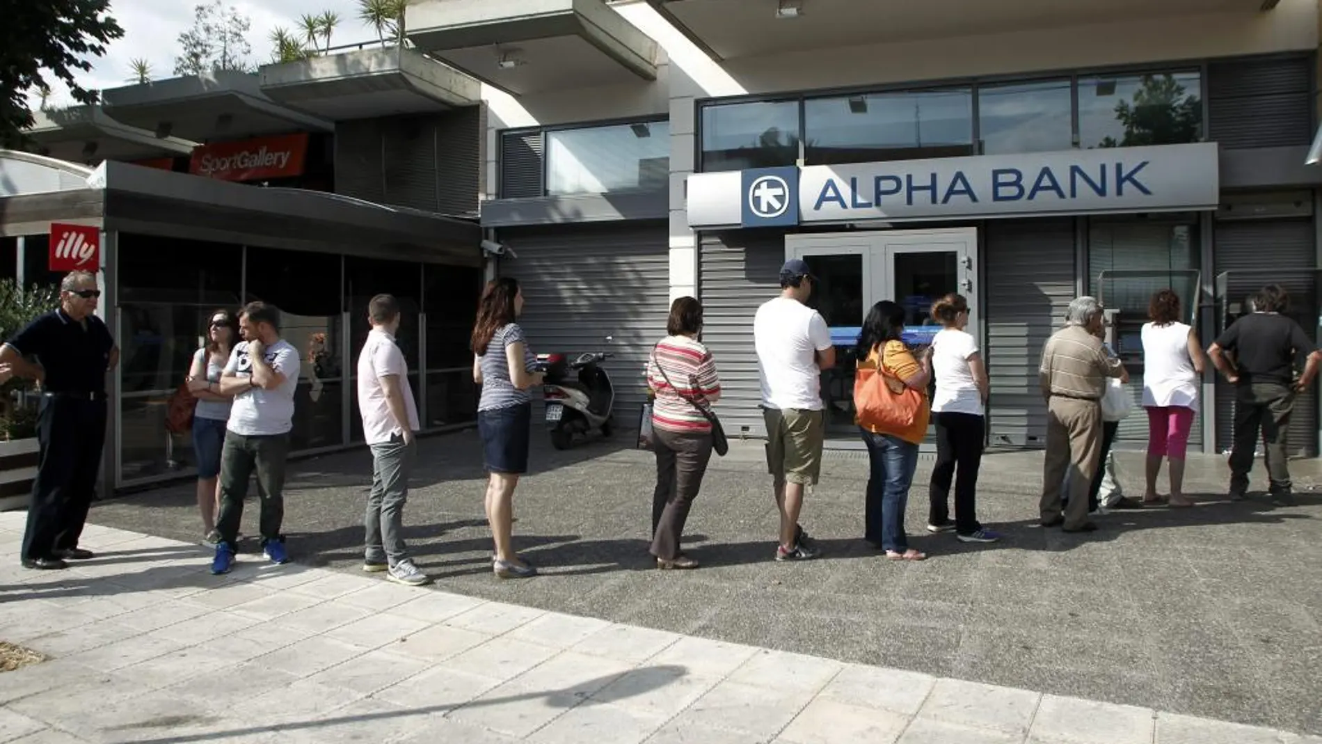 Cola de ciudadanos en los cajeros de Alpha Bank en Atenas