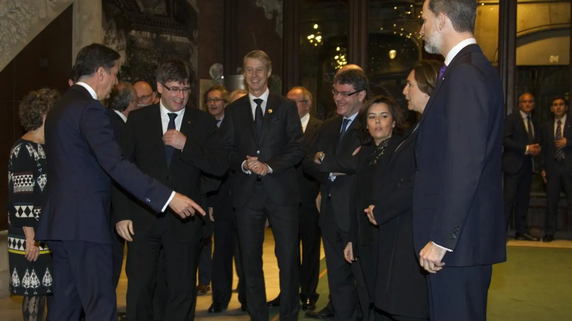 El rey Felipe VI, durante la inauguración del MWC el pasado año 2017, junto a Carles Puigdemont. EFE/Marta Pérez