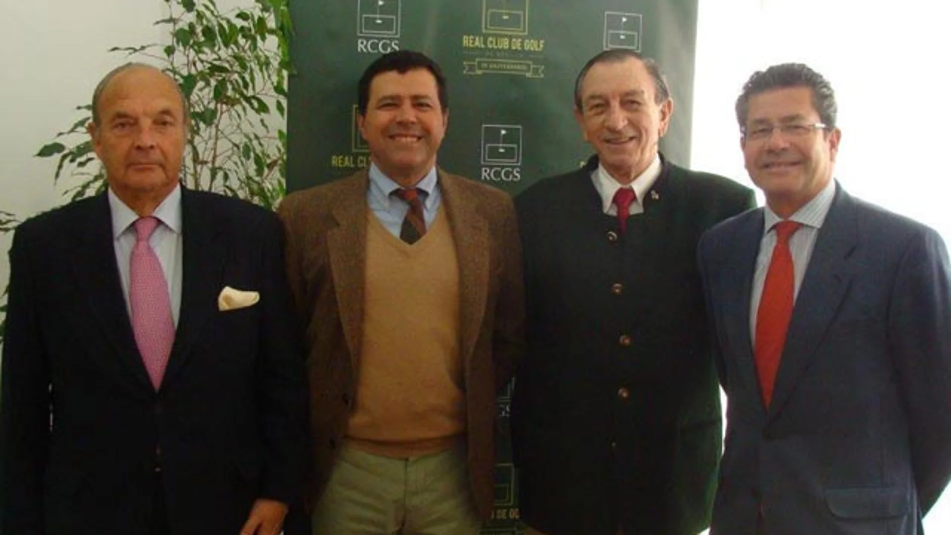 Ángel de la Riva, con representantes del golf andaluz