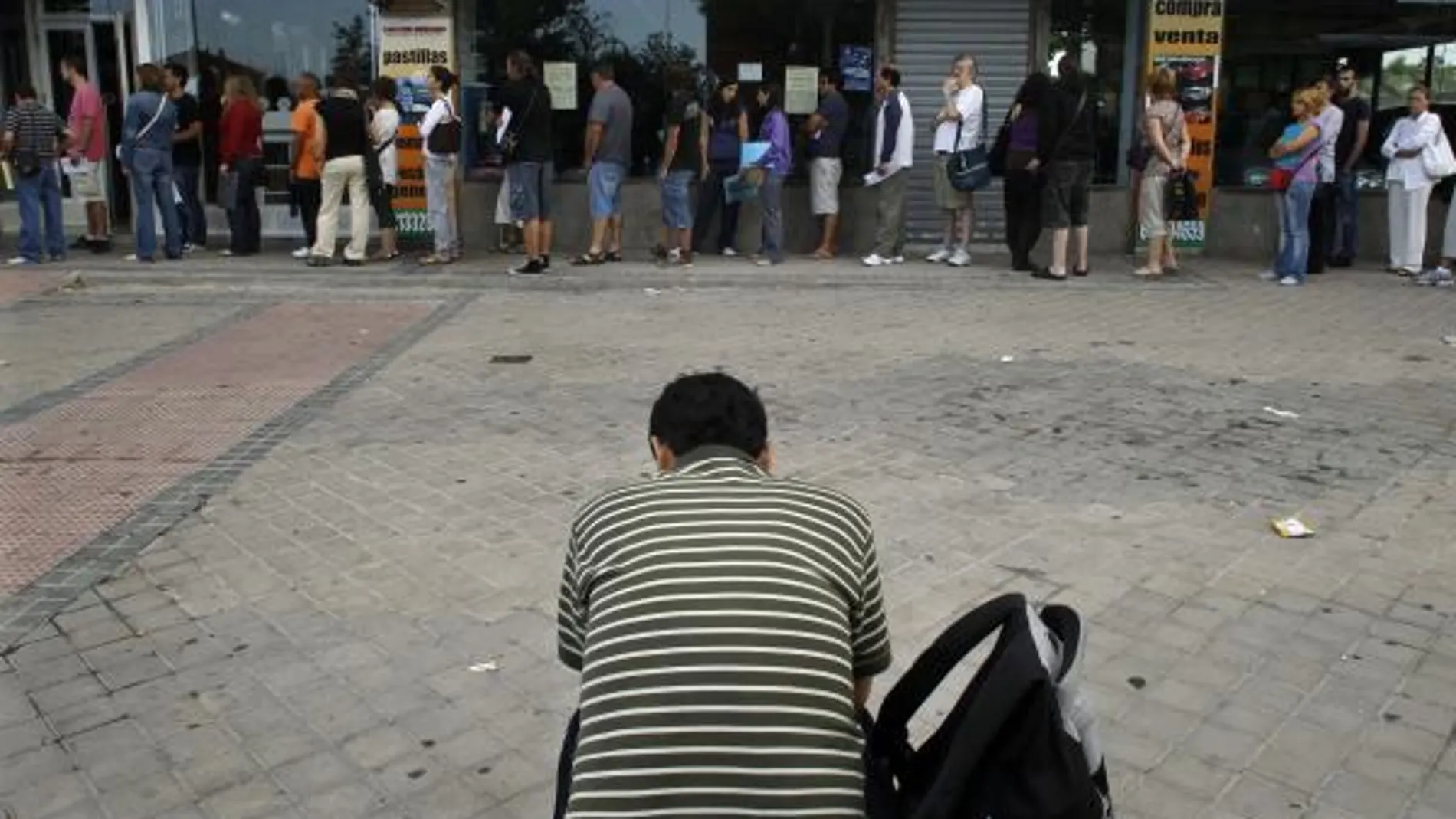 El paro supera de nuevo los 4 millones