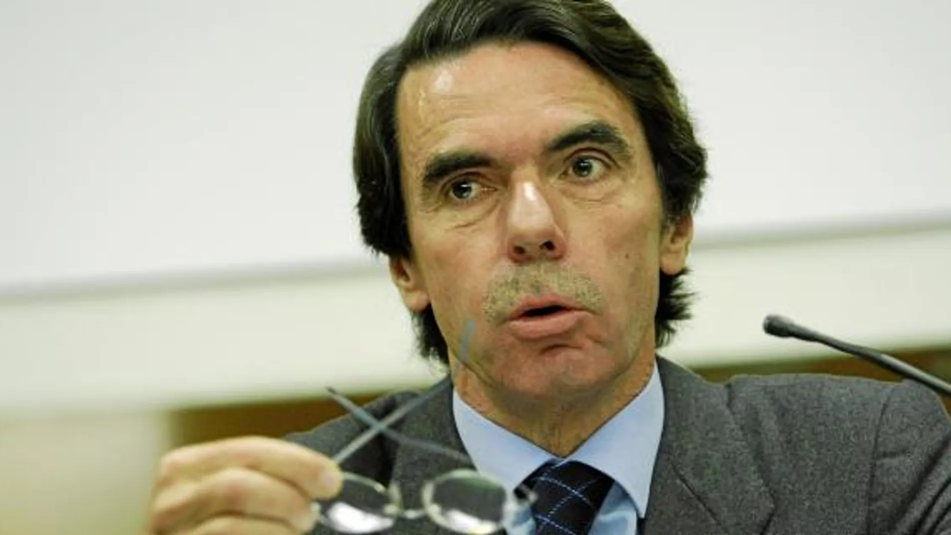 El ex presidente Aznar participó ayer en París en el multitudinario encuentro contra el el régimen dictatorial de Irán