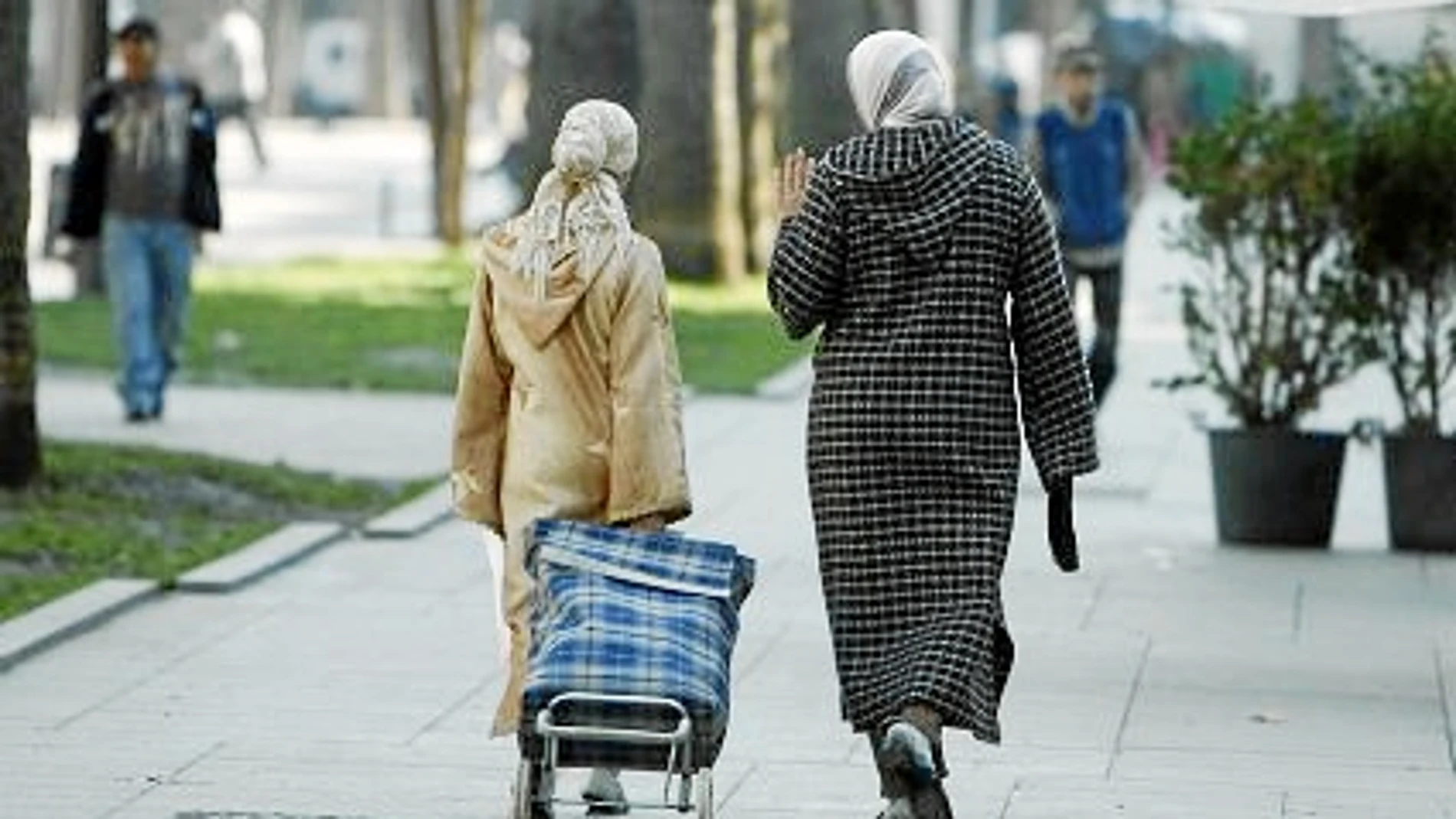 Las paquistaníes de Barcelona se ponen el velo en protesta por el veto al burka