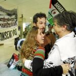 Los activistas Silvia García y Javier Sopeña, a su llegada anoche al aeropuerto de Barajas