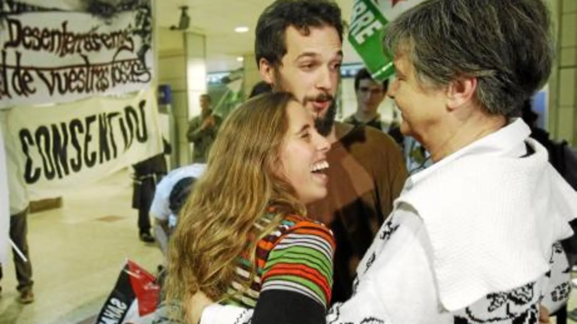 Los activistas Silvia García y Javier Sopeña, a su llegada anoche al aeropuerto de Barajas