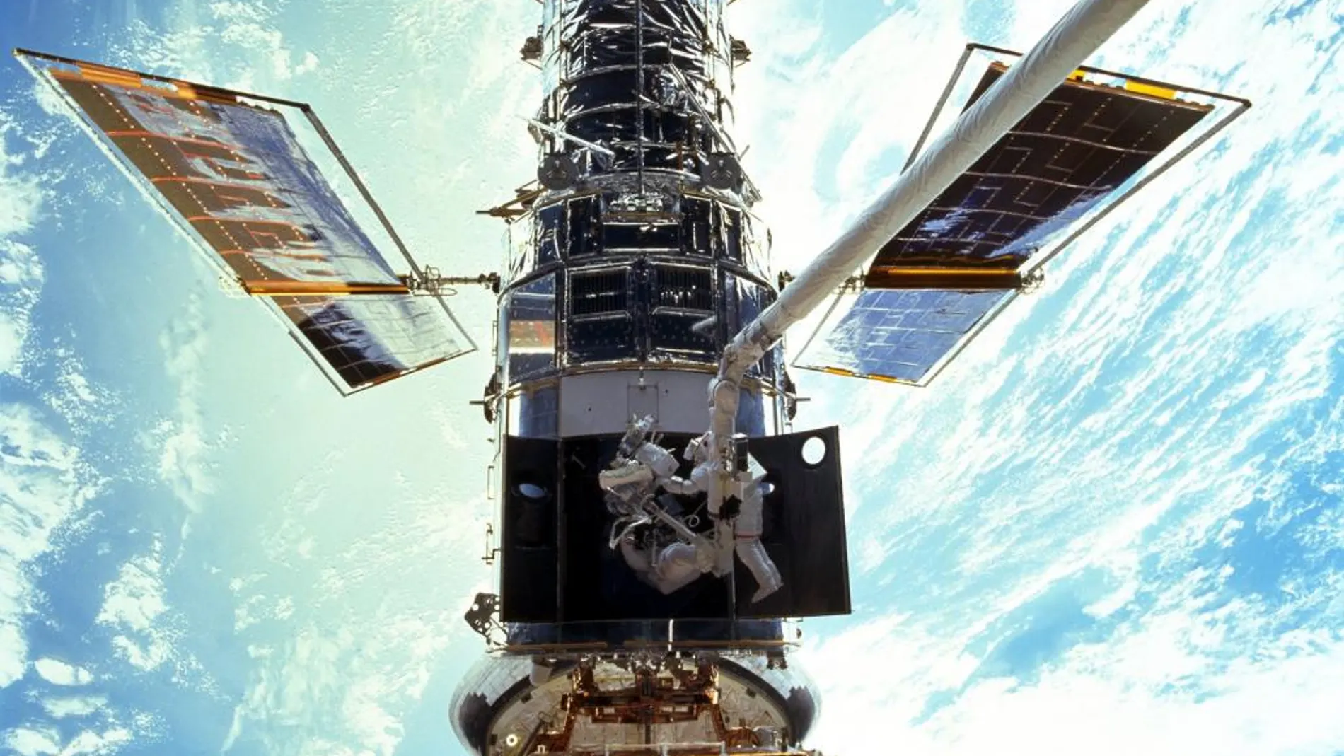 Reparaciones realizadas en el telescopio Hubble en 1999