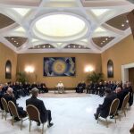Fotografía facilitada por el Vaticano de la reunión del Papa Francisco con 34 obispos chilenos para abordar los casos de abusos a menores. Foto: Efe