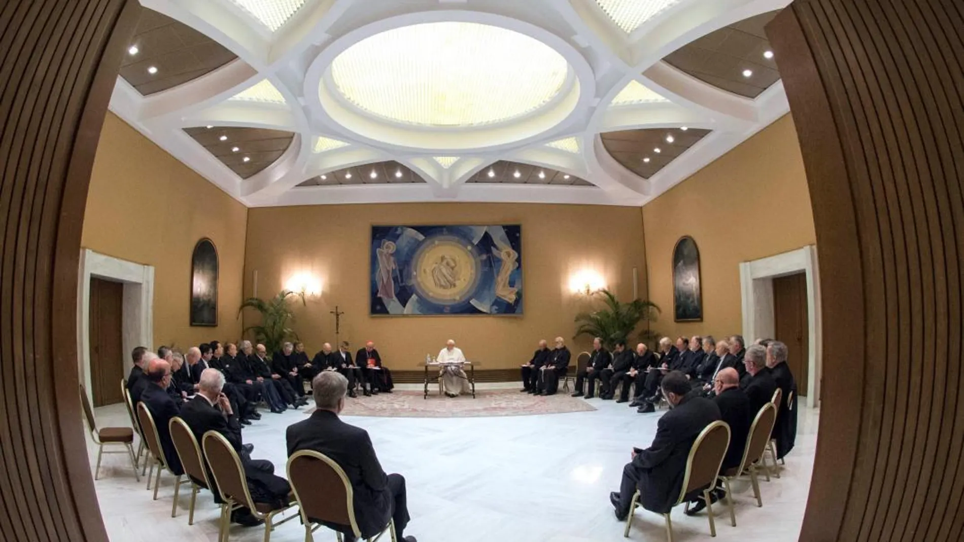 Fotografía facilitada por el Vaticano de la reunión del Papa Francisco con 34 obispos chilenos para abordar los casos de abusos a menores. Foto: Efe