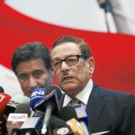 Dos dirigentes del partido oficial atienden a la Prensa, ayer, en El Cairo