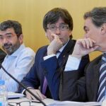 Artur Mas, en la imagen charlando con Carles Puigdemont, está centrado en el proceso de refundación del partido