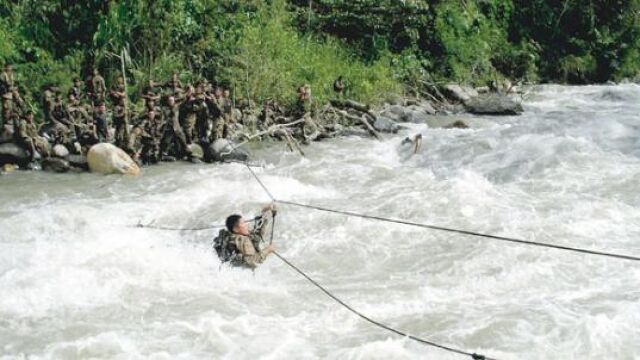 Militares peruanos en una acción para combatir a Sendero Luminoso