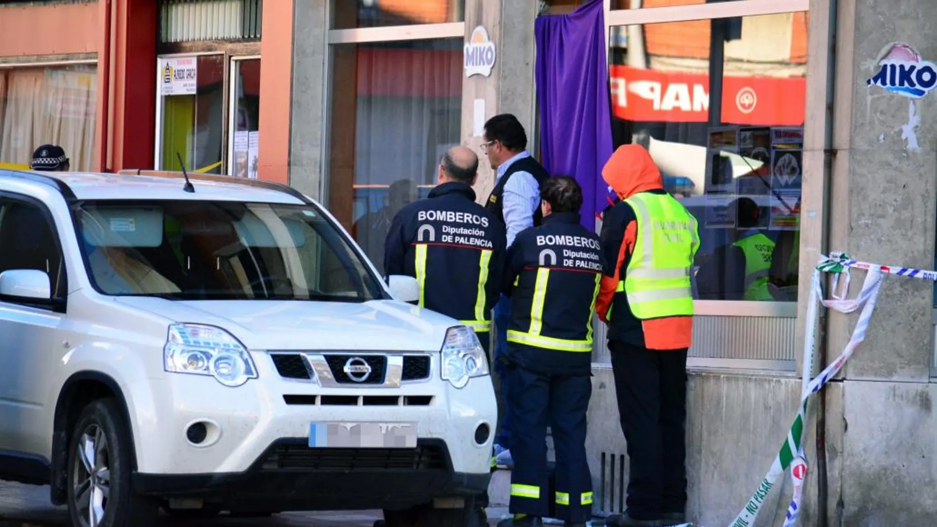 lBar Peña Redonda, en la Avenida de Castilla y León de Guardo (Palencia), donde hoy los agentes han encontrado a un hombre ahorcado, quien al parecer era el propietario del bar. En la vivienda que está sobre el bar, los agentes encontraron a una mujer muerta con signos de violencia.