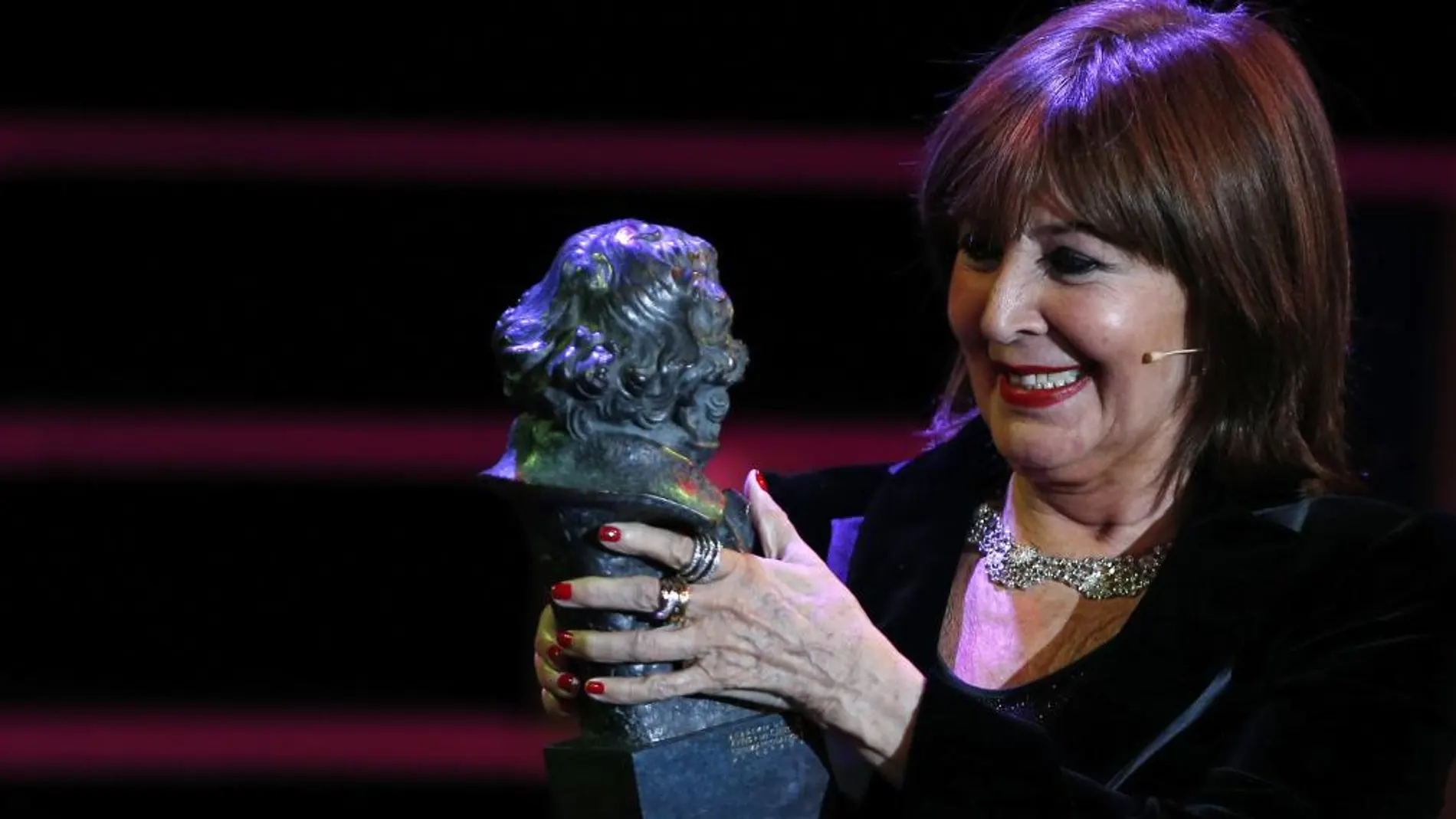 La actriz Concha Velasco, con el Goya de Honor, en la XXVII edición de los premios Goya