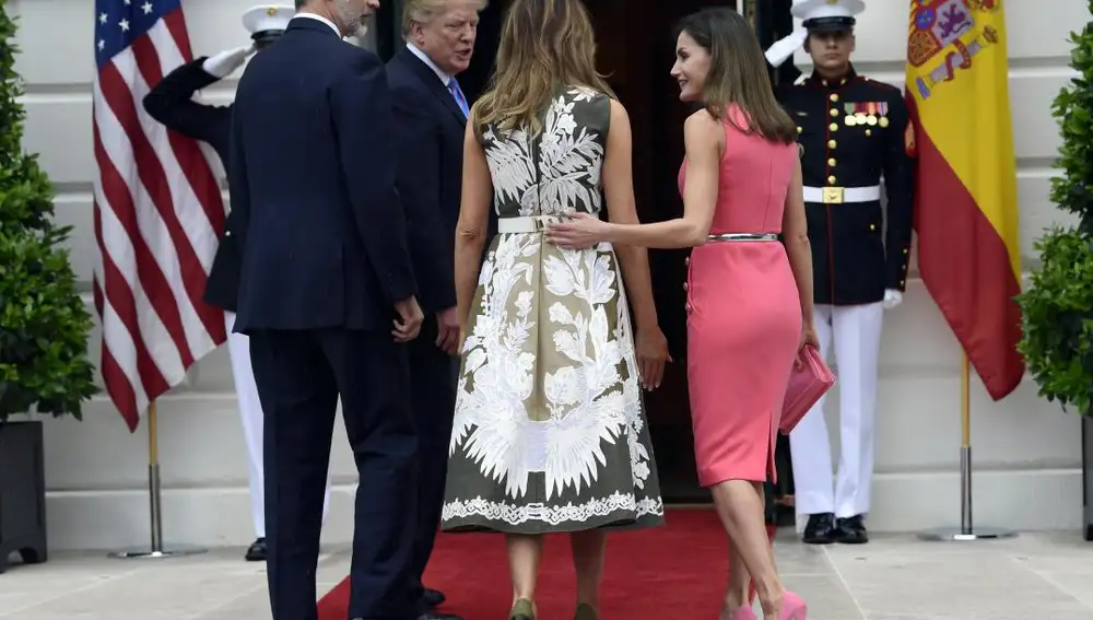 La primera dama de Estados Unidos, Melania Trump acompaña a la reina Letizia hacia los interiores de la Casa Blanca ante la atenta mirada del rey Felipe VI y Donald Trump / Ap