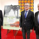 Yaron Traub, Eugenio Calabuig y Manuel Muñoz junto al cartel de presentación del concierto «Bethoven al riu»