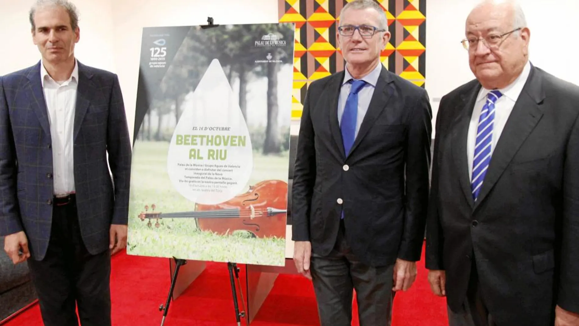 Yaron Traub, Eugenio Calabuig y Manuel Muñoz junto al cartel de presentación del concierto «Bethoven al riu»