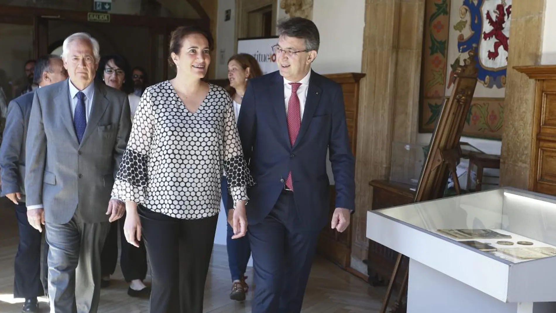 La consejera María Josefa García Cirac llega a la firma del protocolo de actuación junto al presidente de la Diputación de León, Juan Martínez Majo