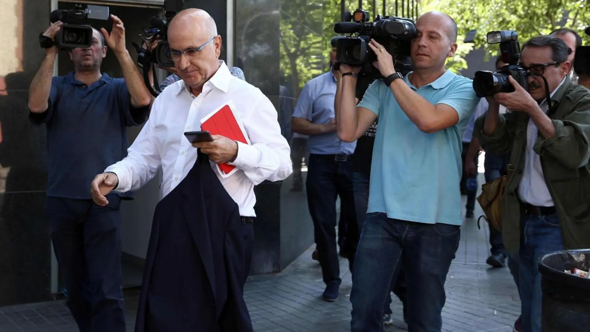 El líder de UDC, Josep Antoni Duran Lleida, abandona el pasado día 17 la sede de su partido sin hacer declaraciones