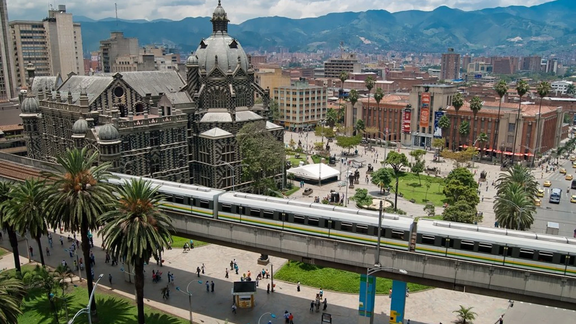 Medellín es la cuna del escultor Fernando Botero, que ha donado buena parte de su obra a la ciudad. La plaza que lleva su nombre y el Museo de Antioquia son los principales atractivos para los visitantes.