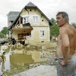 Un hombre permanece cerca de su casa destruida por las inundaciones ayer en Hermanice, al norte de la región checa de Bohemia