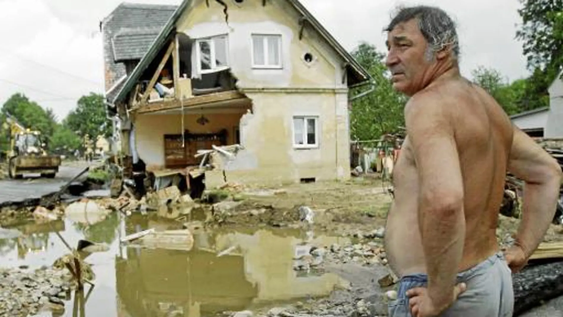 Un hombre permanece cerca de su casa destruida por las inundaciones ayer en Hermanice, al norte de la región checa de Bohemia