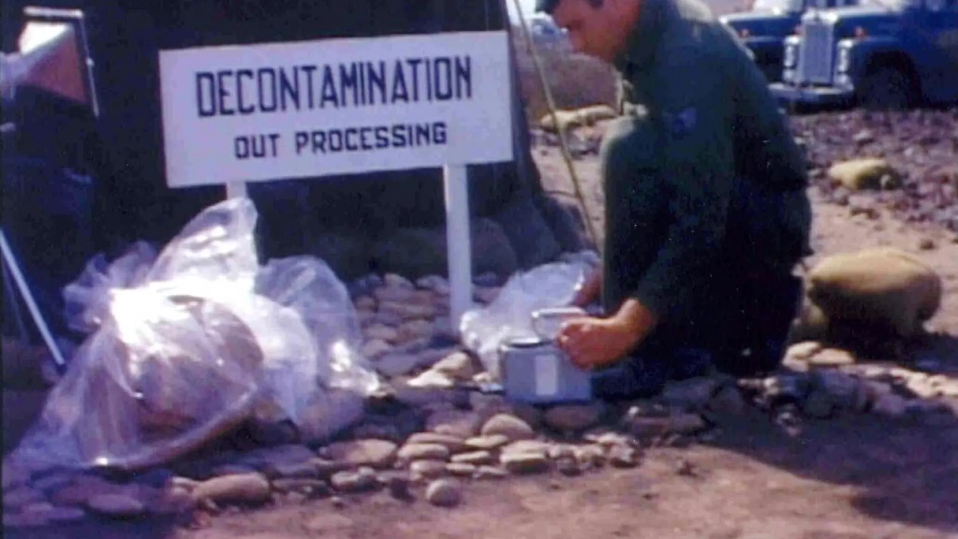 Un soldado norteamericano analiza el material encontrado de las bombas atómicas caídas en Palomares en 1966