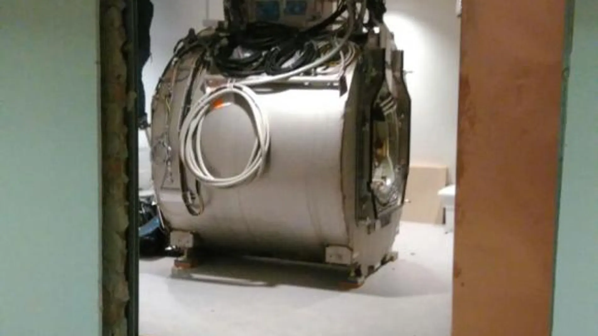 El desmontaje de una RMN de 3 Teslas, la herramienta más potente en resonancias en la actualidad, ya ha comenzado para su traslado al hospital Virgen de la Nieves