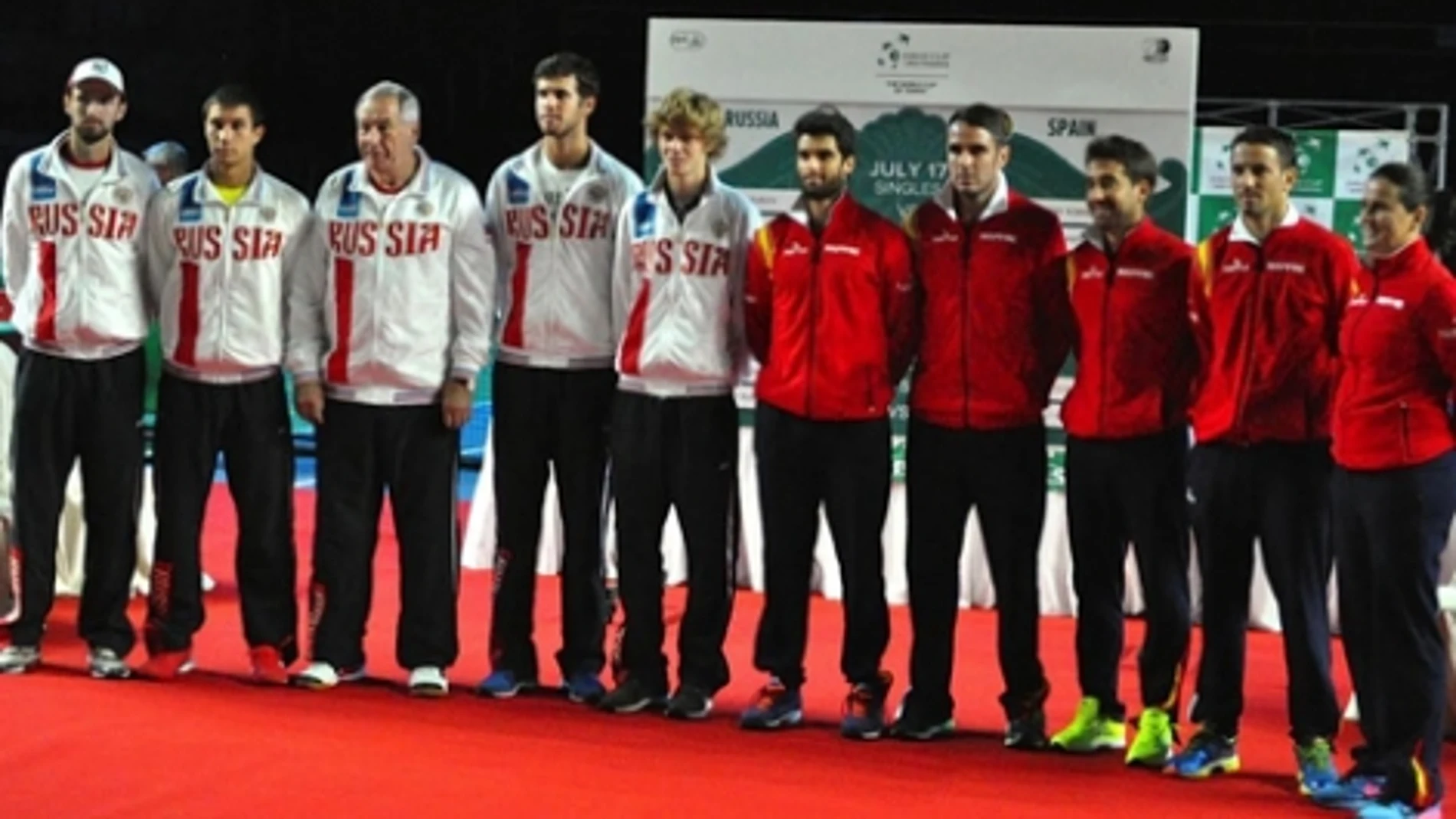 El equipo de Rusia y el de España que se enfrentan desde mañana y hasta el domingo en Vladivostok