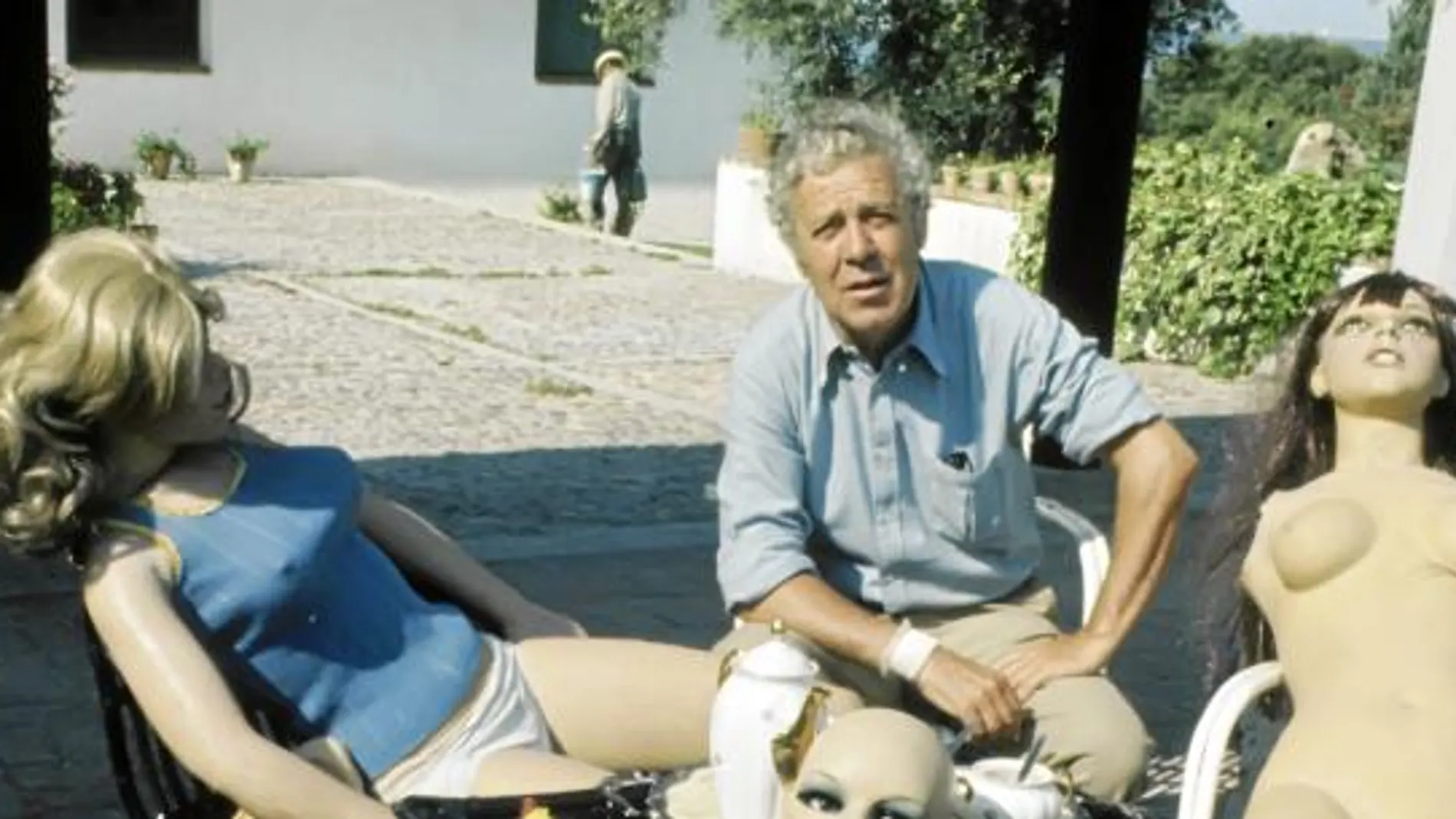 Berlanga descansa durante el rodaje de «Tamaño natural», realizada en 1973