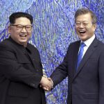 Imagen del pasado 27 de abril del líder norcoreano, Kim Jong Un,junto a su homólogo surcoreano Moon Jae-in / Foto: Efe