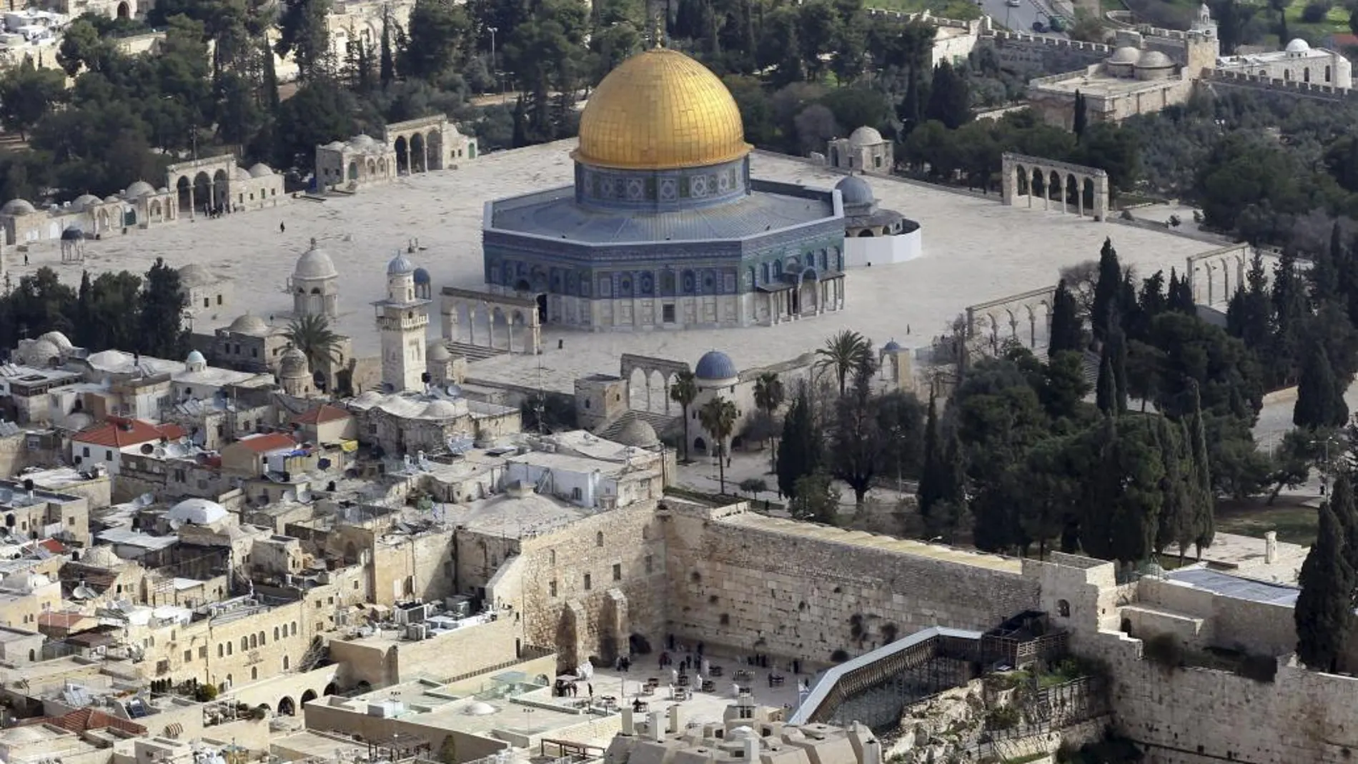 Vista aérea de la Vieja Cuidad de Jerusalén, en la que destaca la Cúpula de la Roca, llamada también mezquita de Omar en la Explanada de las Mezquitas.