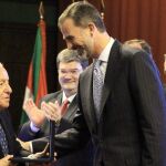 El Rey ha entregado hoy a José Ferrer Sala (i), el Premio Reino de España a la Trayectoria Empresarial, en un acto en Bilbao al que han asistido el alcalde de Bilbao, Juan Maria Aburto (detrás-i) y el lehendakari Iñigo Urkullu (detrás-d).