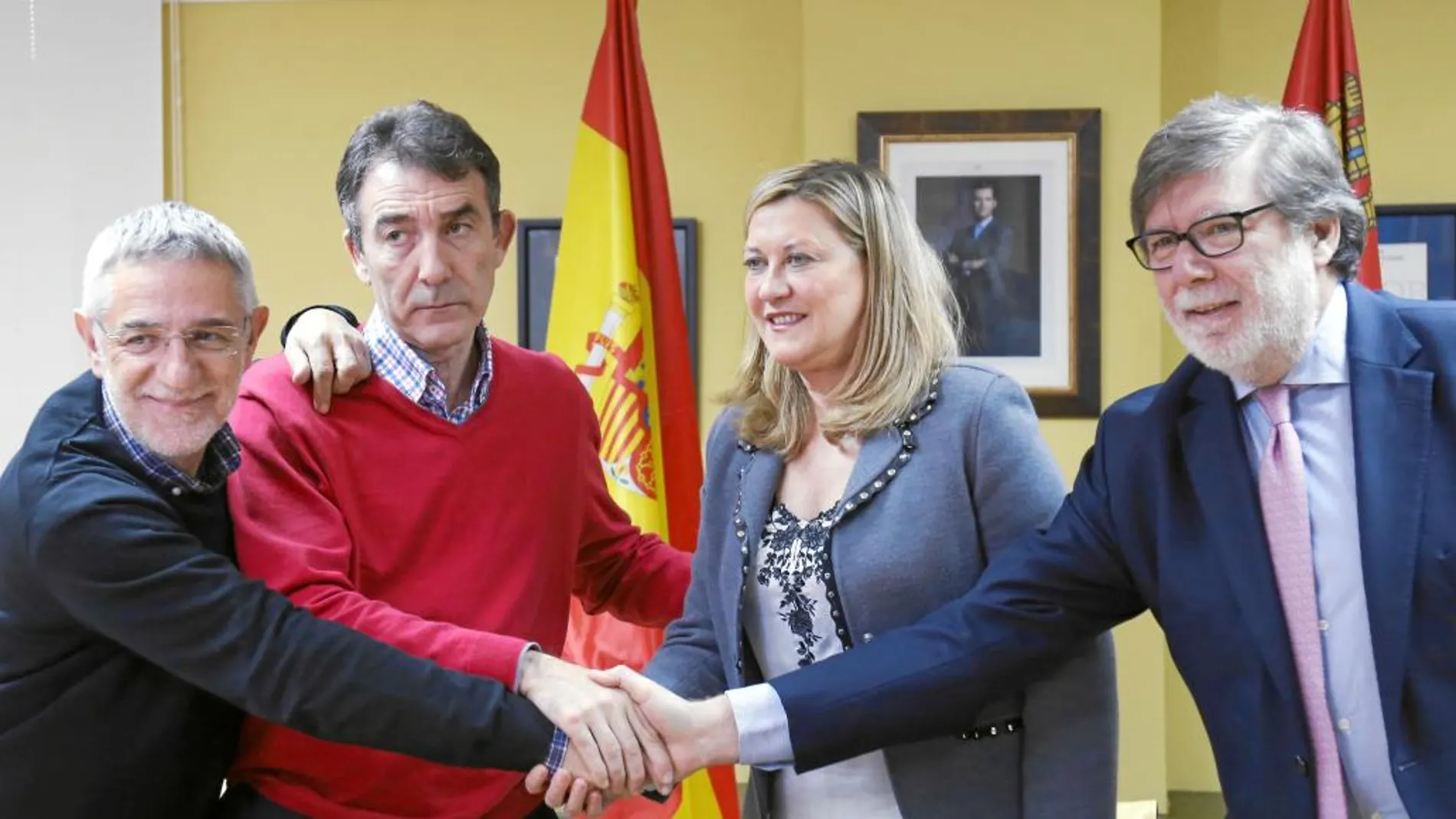 Agustín Prieto, Ángel Hernández, PIlar del Olmo y Santiago Aparicio, tras firmar el acuerdo, ayer en Valladolid
