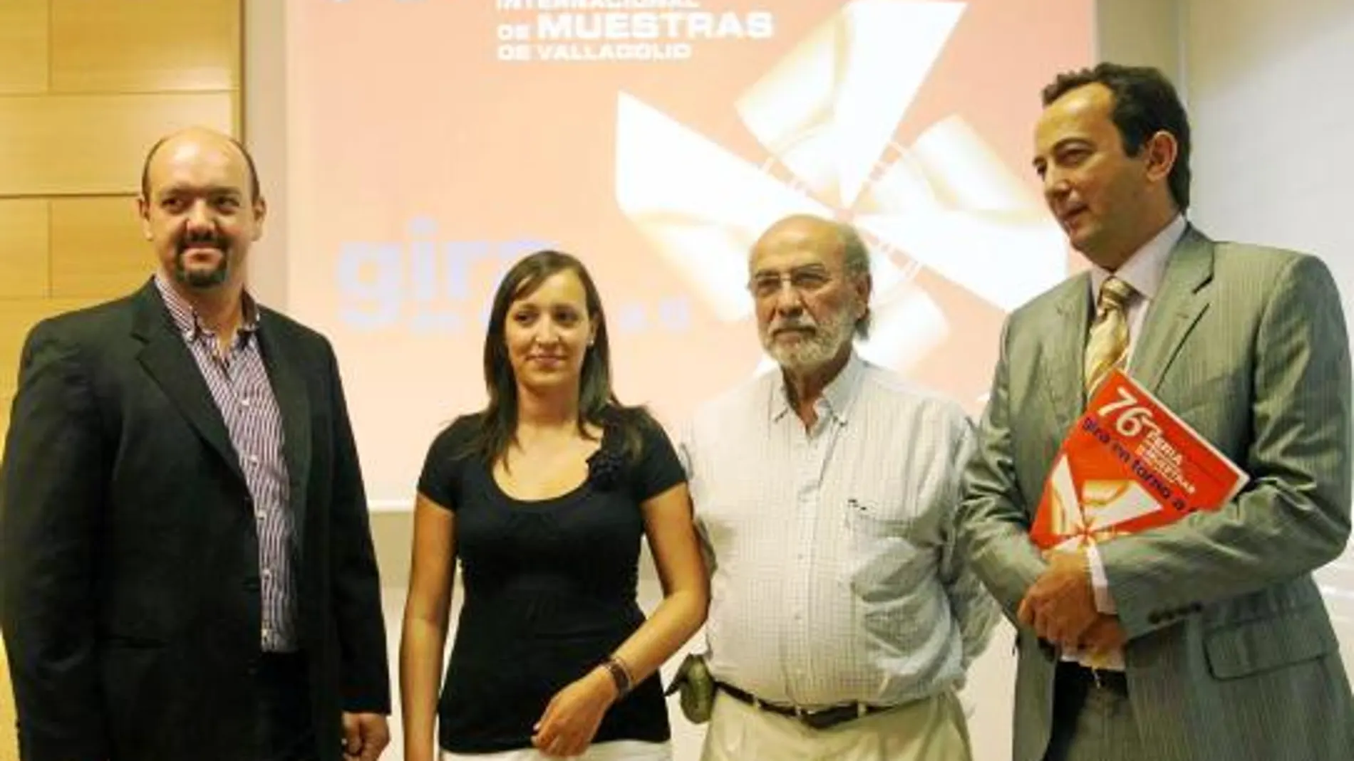 Carlos Escudero, a la derecha, junto con David Yustos, del Blancos de Rueda, Rebeca Fariñas y Andrés Coello