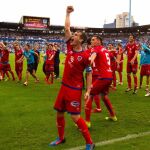 Los jugadores del Numancia celebran la victoria con su afición tras ganar al Zaragoza