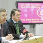 Juan Ignacio Zoido denunció el impago junto a Gregorio Serrano (derecha) y María del Mar Sánchez Estrella