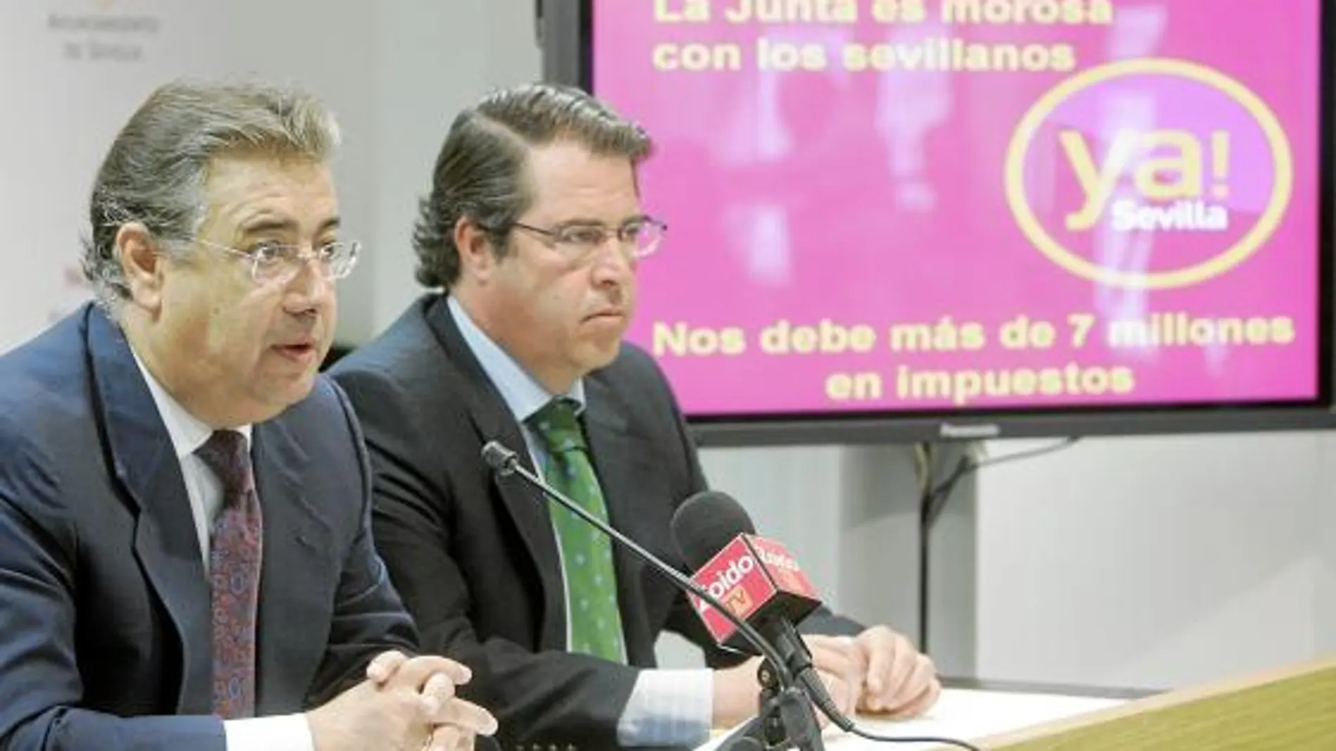 Juan Ignacio Zoido denunció el impago junto a Gregorio Serrano (derecha) y María del Mar Sánchez Estrella