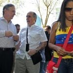 Iñaki Anasagasti hace cola para votar en el Consulado de Venezuela en Bilbao