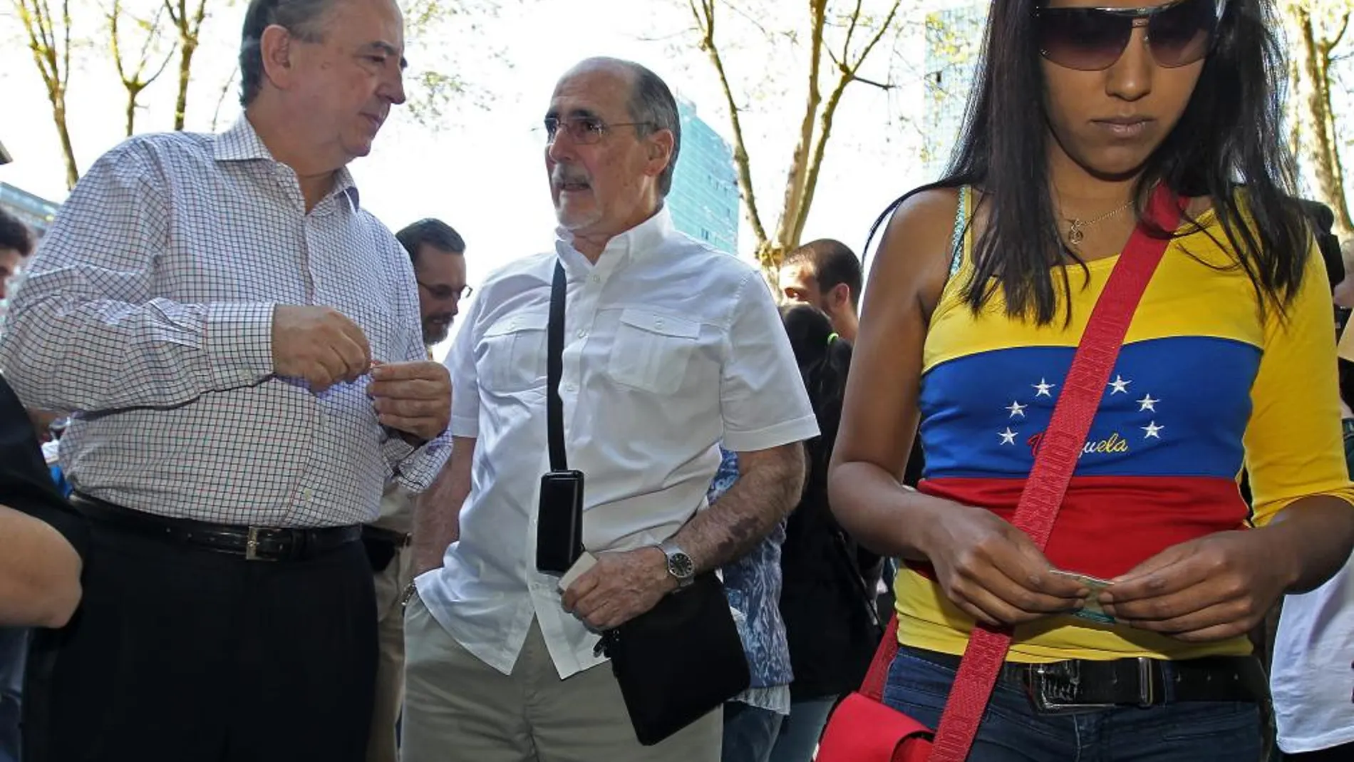 Iñaki Anasagasti hace cola para votar en el Consulado de Venezuela en Bilbao